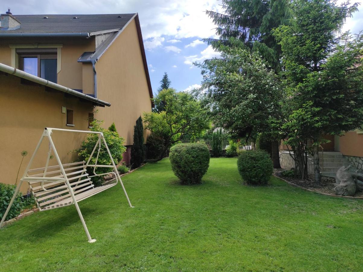 Cseresznyés Ház Lipót Exterior foto
